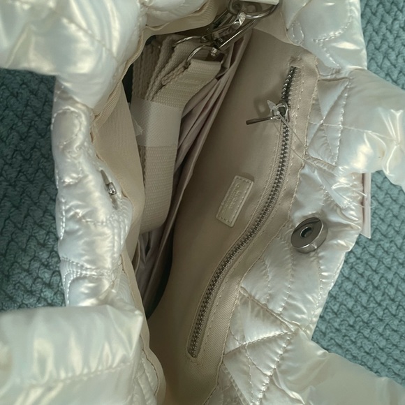 NWT Urban Outfitters White Holographic puffer Bag Tote - Picture 7 of 12